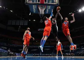 赛地聚焦——NBA季后赛清晨热度飙升，俄克拉荷马雷霆扳平良机，震撼外界，医务组通报恢复(NBA季后赛得分榜)